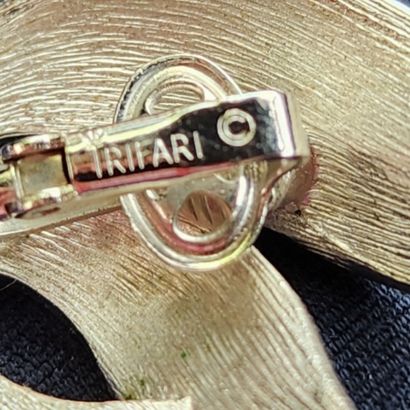 Crown Trifari Silver Clip-on Earrings - Picture 6 of 10